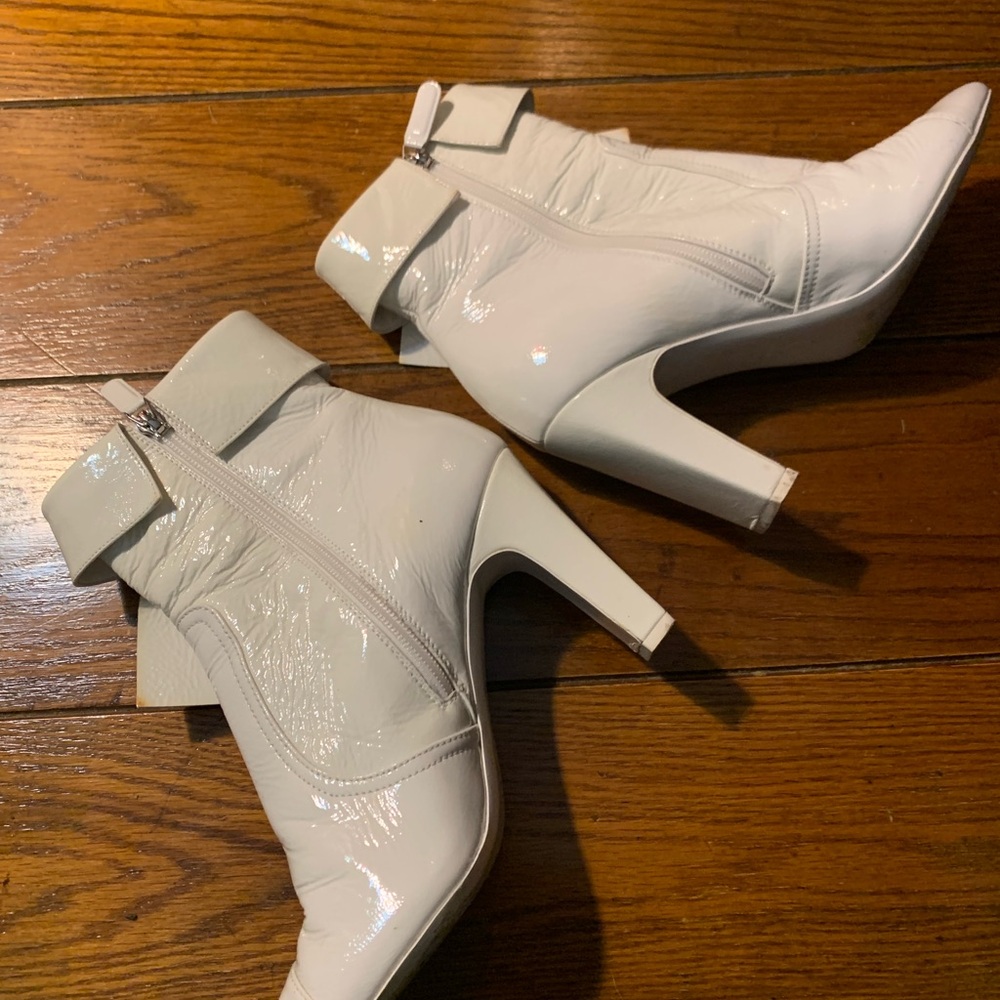 CHANEL White Heeled Ankle Boots with Bow - Picture 3 of 9